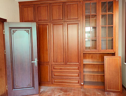 怒江中式家庭装修里定制的实木衣柜效果图